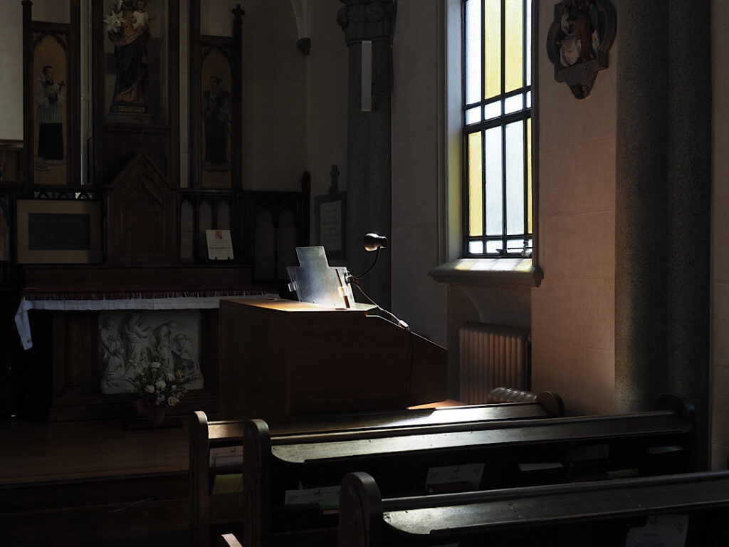 静かな教会の内部と窓から差し込む光